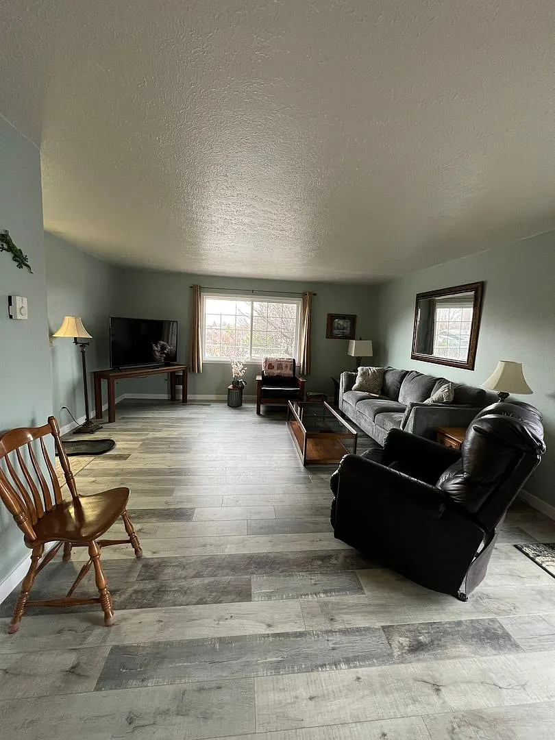 2 Bedroom, 1.5 Bathrooms - Fully Furnished Apartment — Photo 1