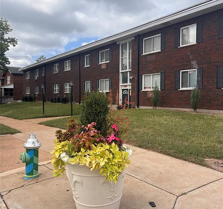 5601 Dewey Ave #107