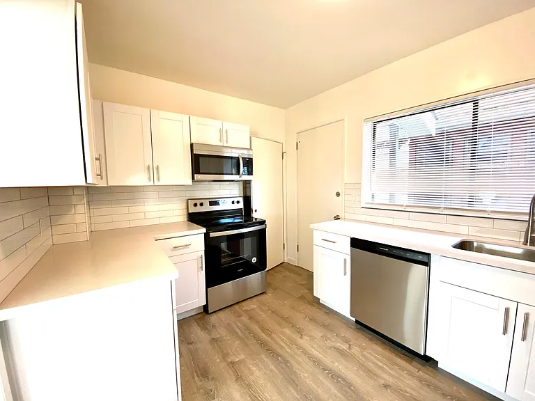 4457 Whitman Ave N — Photo 16