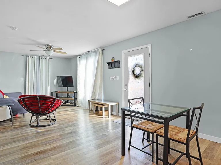 4333 Delmar Blvd — Photo 8