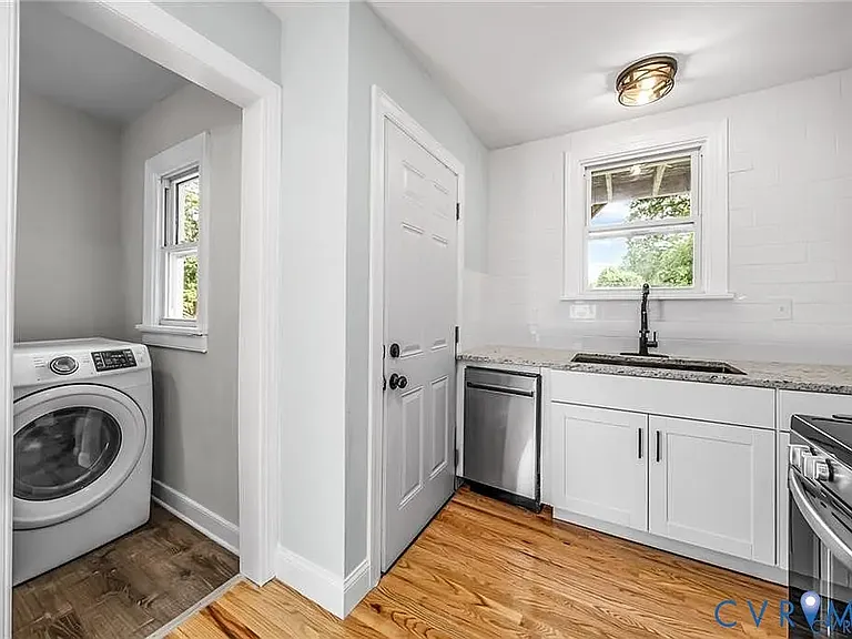 2105 Clarke St — Photo 4