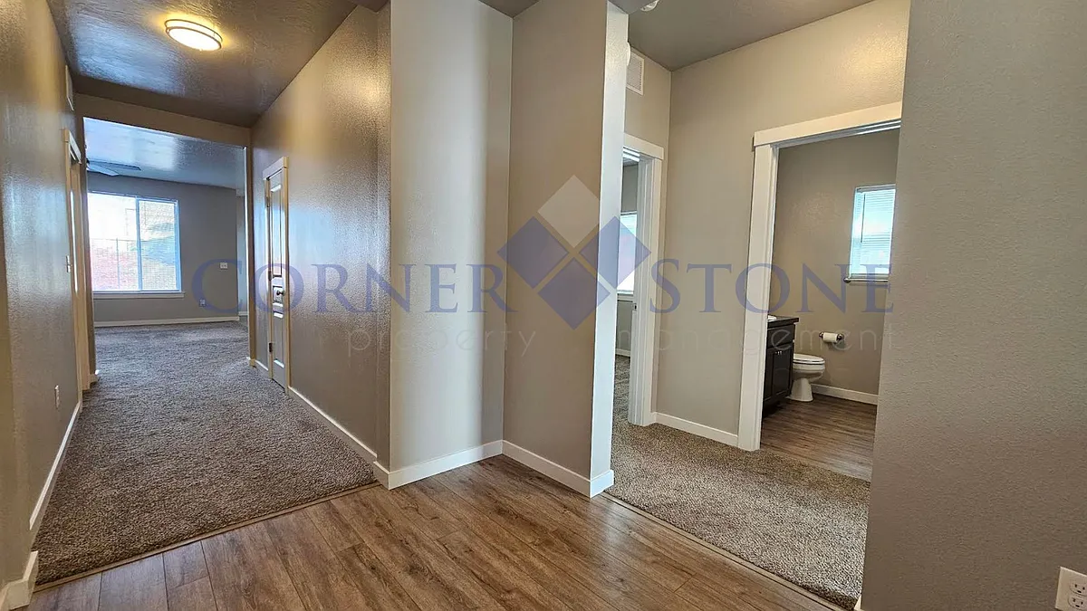 Building Photo - 4676 W Silver Riv