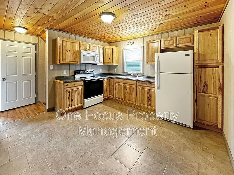 2 bed, 1.0 bath, $975 — Photo 2