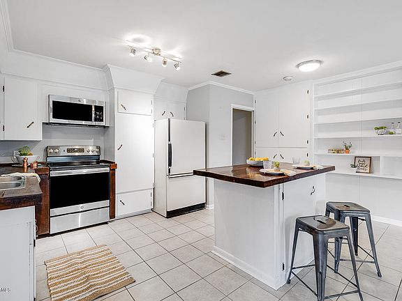 4th image of 202 Genevieve Dr