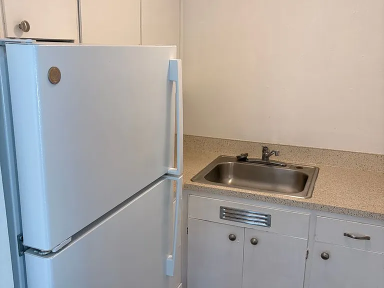 C2402 - Maple Court Apartments — Photo 34