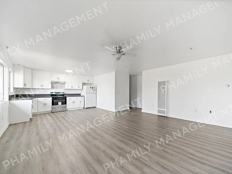 5227 Huntington Dr N #2 — Photo 1