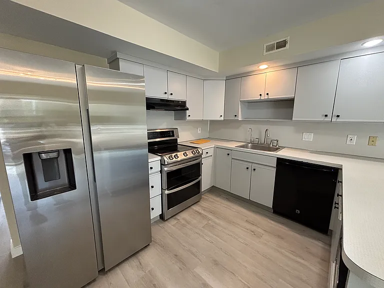 20 Lincoln Pl — Photo 4