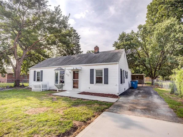 976 E Penning Ave, Wood River, IL 62095