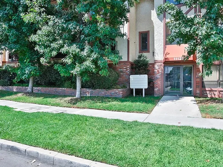 11127 La Maida St #37 — Photo 13