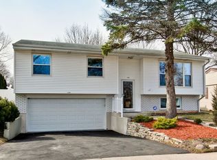 1200 Valley Stream Dr, Wheeling, IL 60090