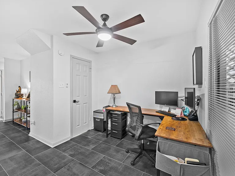 3831 Landmark Dr — Photo 5