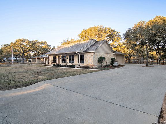 2nd image of 805 Oakridge Dr