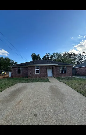 725 E Locust St — Photo 1