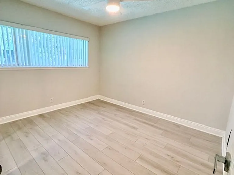 1595 E. Chevy Chase Drive — Photo 21