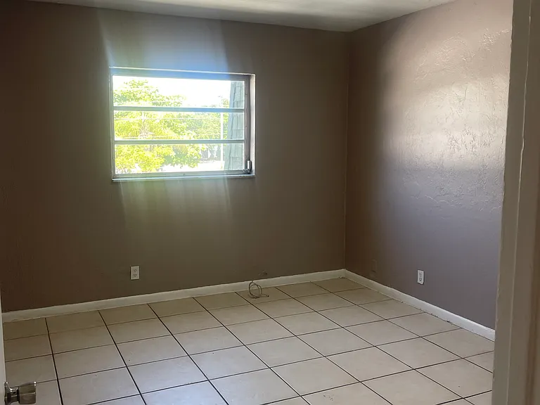 440 SE 23rd St #14 — Photo 4