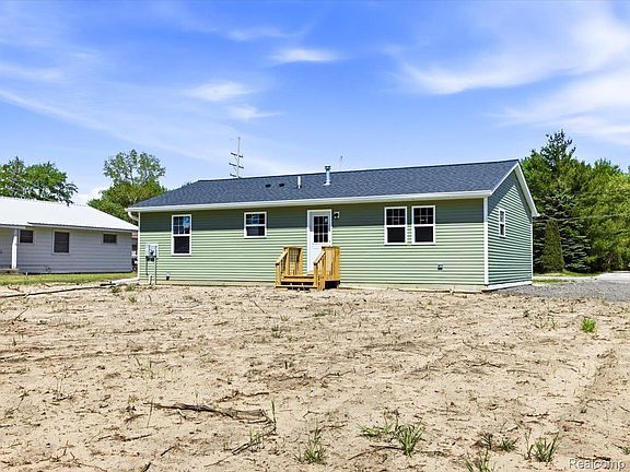 4th image of 2941 Beach Rd
