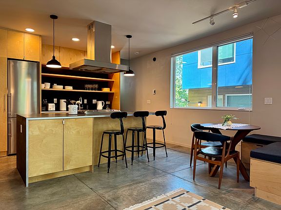 5th image of 418 19th Ave E Unit A