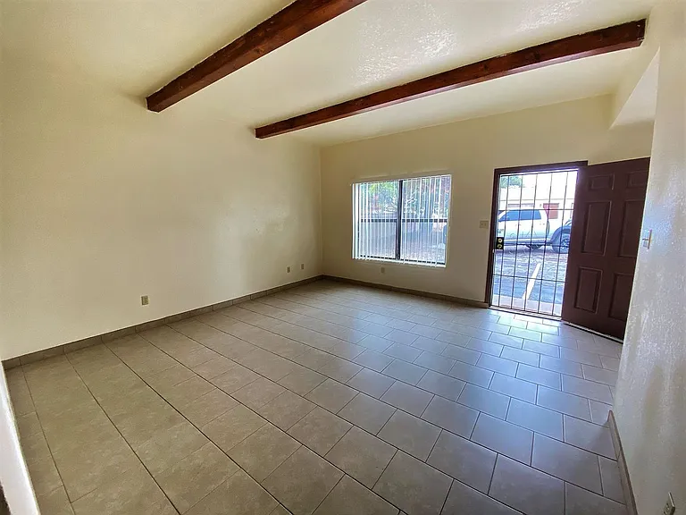 1010 Elm St — Photo 4
