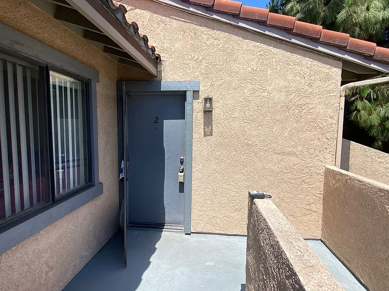 Apt California — Photo 2
