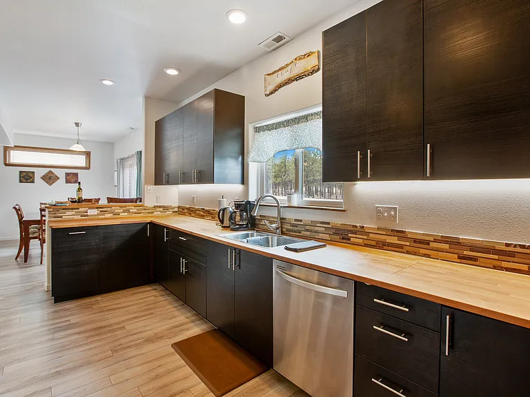 705 Valley View Dr — Photo 8