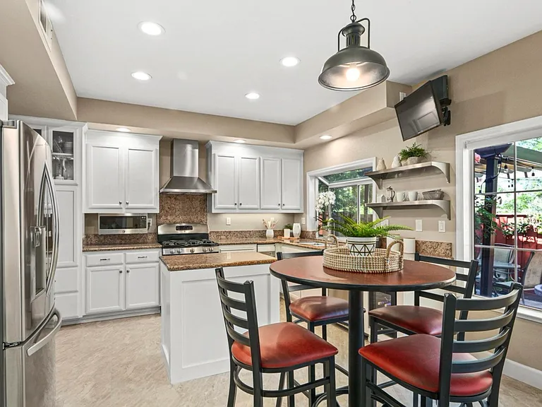 208 Promenade Ln — Photo 11
