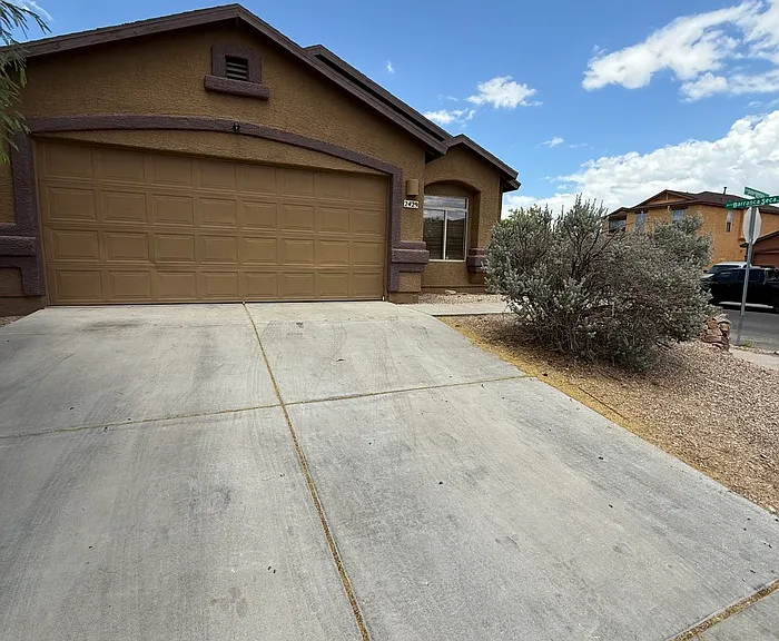 2429 E Calle Joya De Ventura — Photo 2