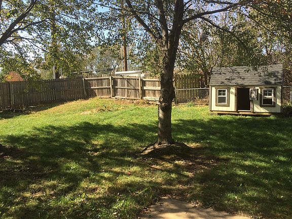 Back yard & customplayhouse 