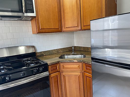 1st image of 112 Leonard St #2