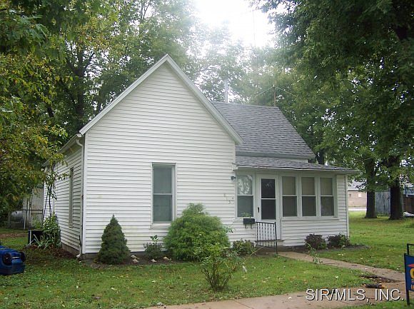 2nd image of 813 Clarence St