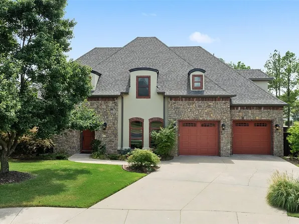 1100 NE Thorn Hill Rd, Bentonville, AR 72712