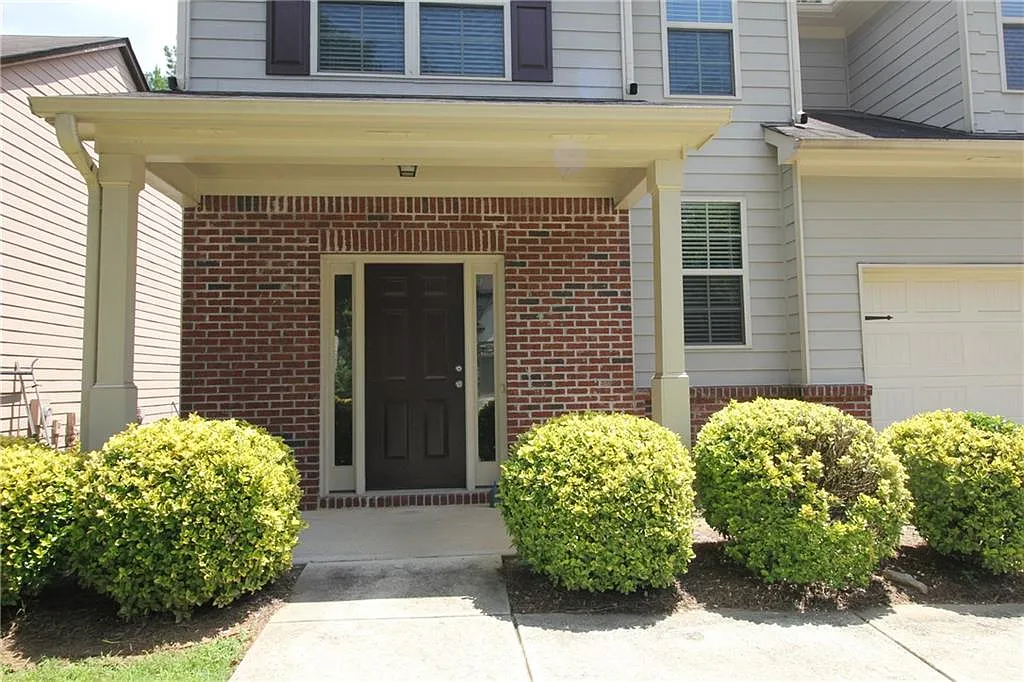 4 bed, 2.5 bath, 2470 sqft, $2,300 — Photo 2