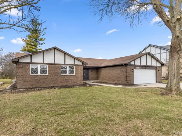 19795 Gill Rd, Livonia, MI 48152