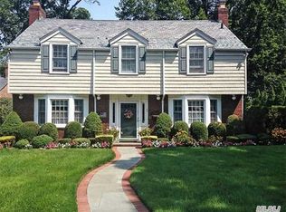 33 Andover Rd, Rockville Centre, NY 11570