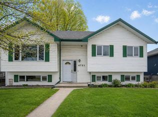 4721 W 46th St, Sylvan Lake, AB T4S 1N3