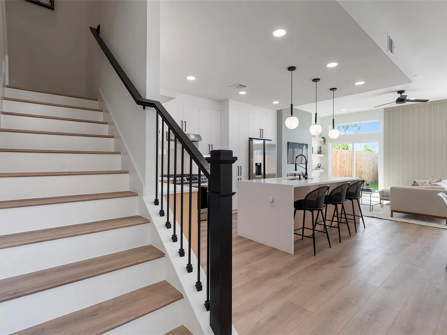 3 bed, 2.5 bath, 2024 sqft, $2,500 — Photo 2