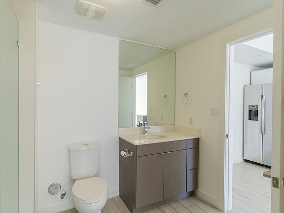 4th image of 321 NE 26th St #715