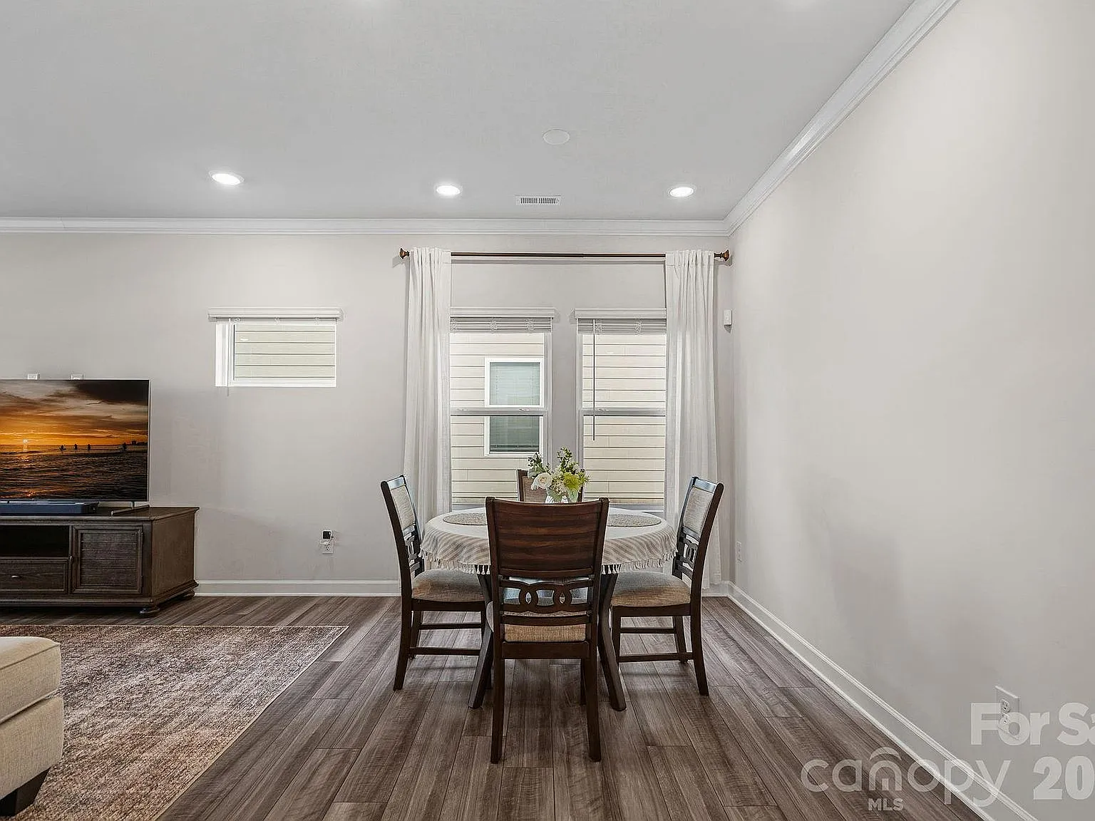 3 bed, 2.5 bath, 1972 sqft, $2,500 — Photo 4