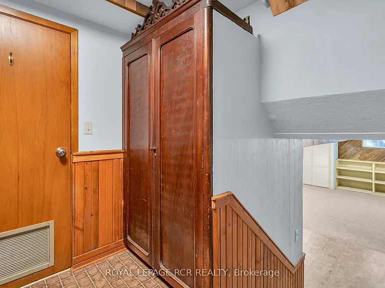 126 Nelson St E — Photo 15