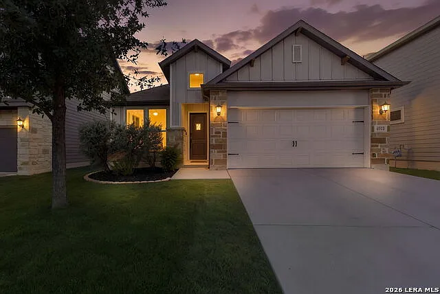 3 bed, 2.0 bath, 1857 sqft, $1,900 — Photo 2