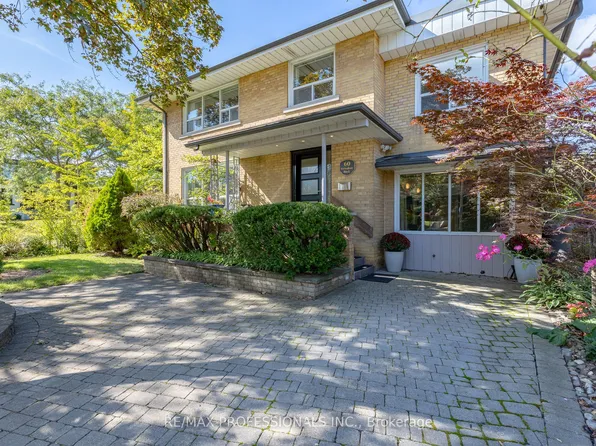 60 Fernalroy Blvd, Toronto, ON M8Z 3W3