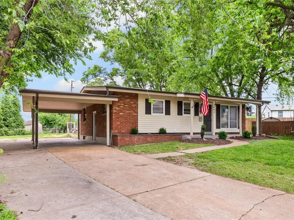 2663 Chatham Dr, Maryland Heights, MO 63043