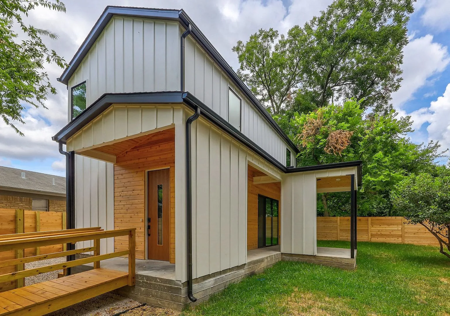 Modern and Cozy Retreat in Austin's coveted Windsor Park neighborhood! — Photo 1