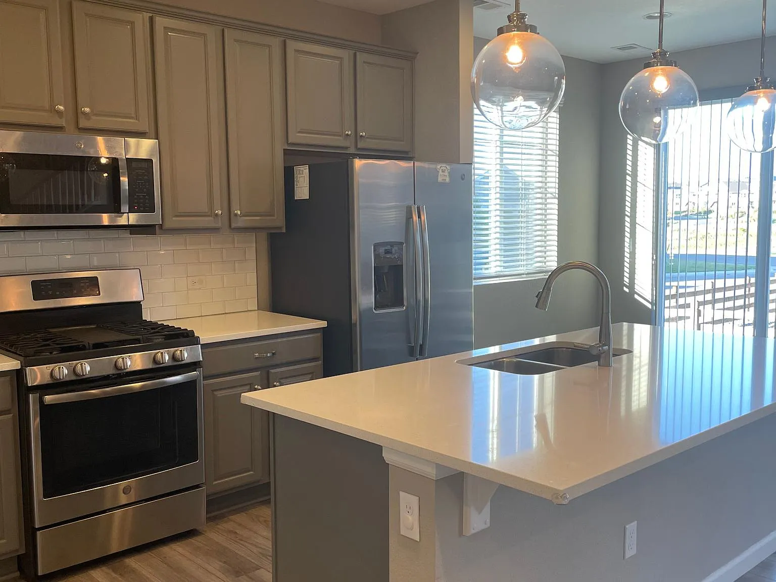 3 bed, 2.5 bath, 1818 sqft, $2,895 — Photo 3
