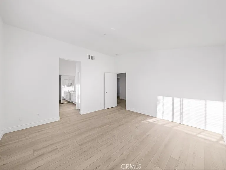 6766 Royal Crest Ct — Photo 18