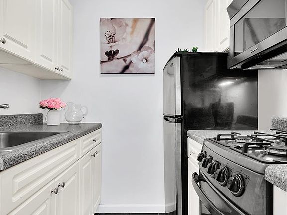 4th image of 160 E 27th St APT 4-A
