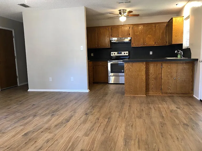 1306 Regina St — Photo 4
