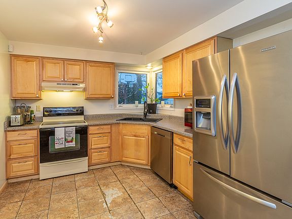 3rd image of 1520 Limerick Dr