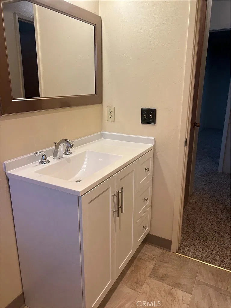 2 bed, 1000 sqft, $1,575 — Photo 4