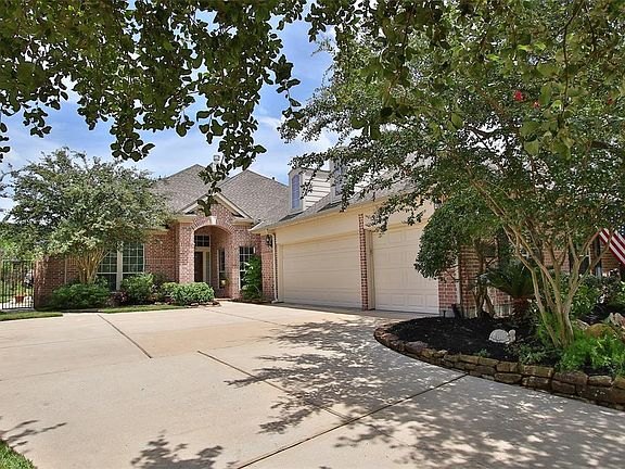 Hard to find 3 -car garage.