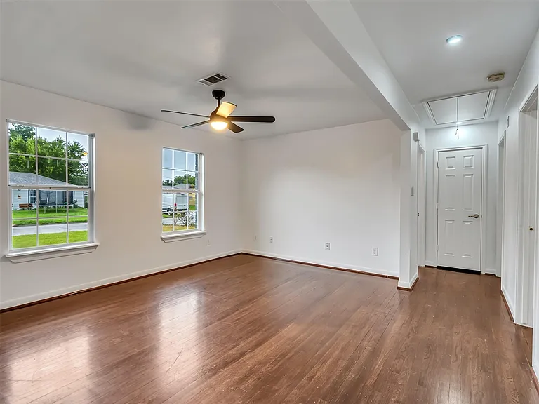 4930 Holloway Dr — Photo 25